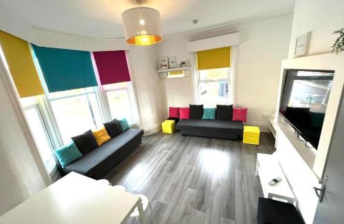 North Shore Apartamento | Love Island apartment 5 min walk from Blackpool tower sleeps 12