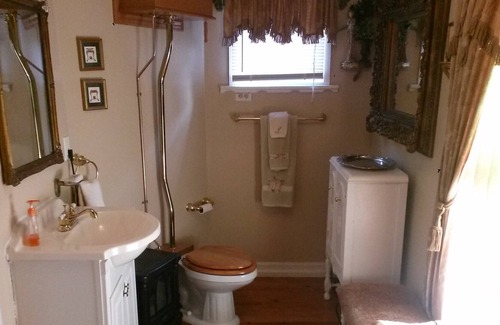 Eureka Springs Historic District Cabaña | Love Joy Cottage - Historic District - Main Street