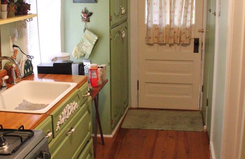 Eureka Springs Historic District Cabaña | Love Joy Cottage - Historic District - Main Street