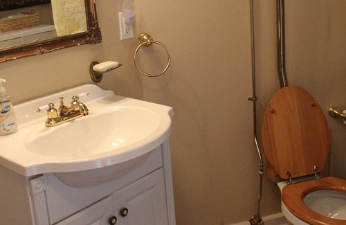 Eureka Springs Historic District Cabaña | Love Joy Cottage - Historic District - Main Street