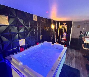 Goussainville Casa | Love Room élégante spa privatif et extérieur cosy