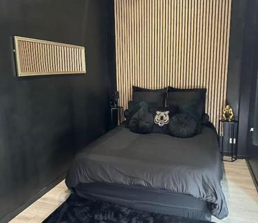 Saint-Marcel Villa | Love room avec Jacuzzi by Villa Queen Marseille