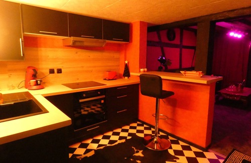 Barr Apartamento | LOVE ROOM Red and black