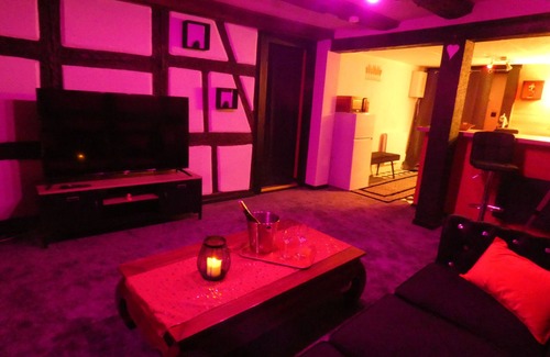 Barr Apartamento | LOVE ROOM Red and black