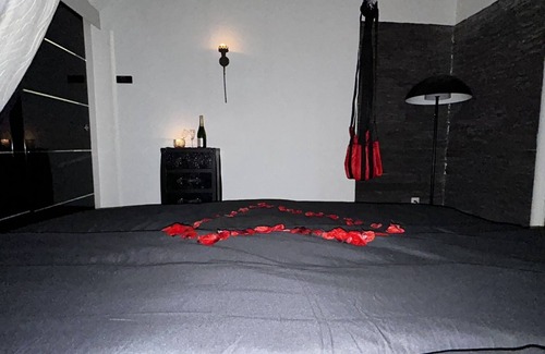 Cagny Casa | Love Room, Suite Black and White Avec sa Balançoire