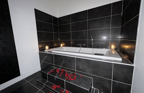 Cagny Casa | Love Room, Suite Black and White Avec sa Balançoire