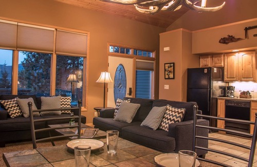 Stanley Hills Condominio | Loveable mountain cottage with hot tub and mountain views!