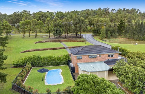 Lovedale Casa | Lovedale Escape 5 Bed, K bed, Firepit, pet friendly, playground, mini fb field