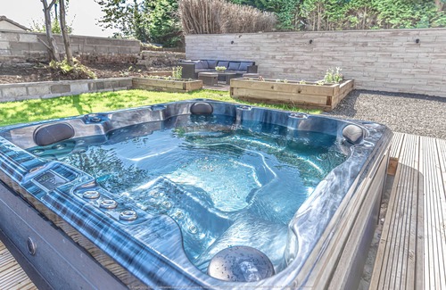 Kelty Cabaña | Lovely 1-bed Cottage in Kelty With Hot Tub