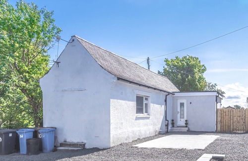 Kelty Cabaña | Lovely 1-bed Cottage in Kelty With Hot Tub