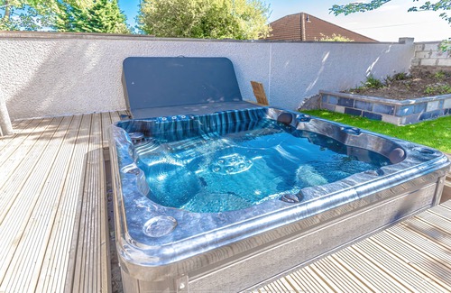 Kelty Cabaña | Lovely 1-bed Cottage in Kelty With Hot Tub