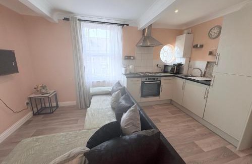 Herne Bay Apartamento | Lovely 1 Bed flat in high street - 4 min walk to beach- 300m