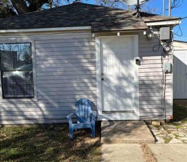 Sealy Apartamento | Lovely 1 bed unit in center of Sealy, walk to shop