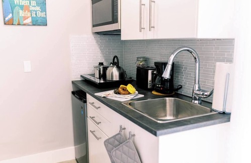 Lauderdale Harbours Apartamento | Lovely 1 Bedroom Apt w/ Patio, Kitchenette, Pool Access, & Parking