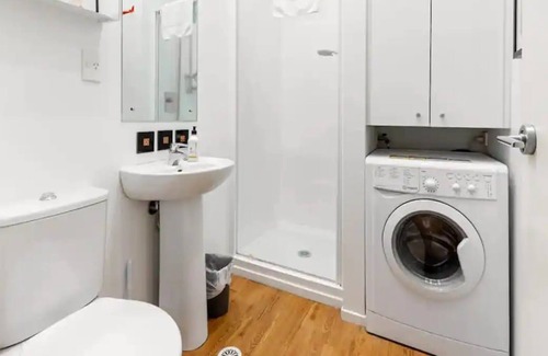 Eden Terrace Casa | Lovely 1-Bedroom Apartment On Queen Street!