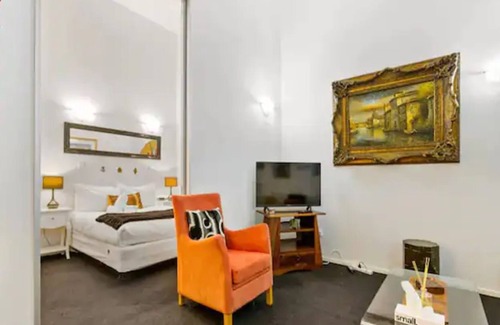 Eden Terrace Casa | Lovely 1-Bedroom Apartment On Queen Street!
