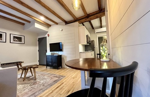 Portsmouth Apartamento | Lovely 1-bedroom in downtown Portsmouth steps to everything!
