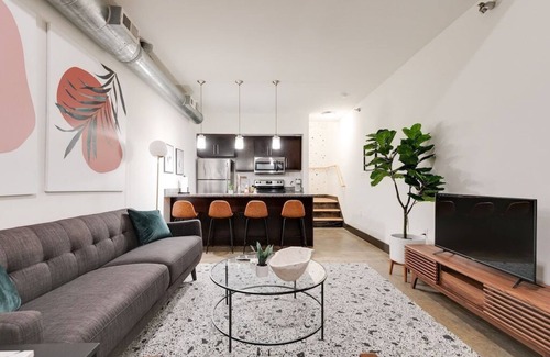 Jackson Ward Apartamento | Lovely 1-Bedroom Loft with Free Parking and Wifi