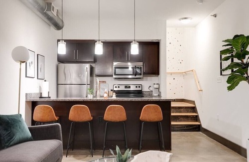 Jackson Ward Apartamento | Lovely 1-Bedroom Loft with Free Parking and Wifi