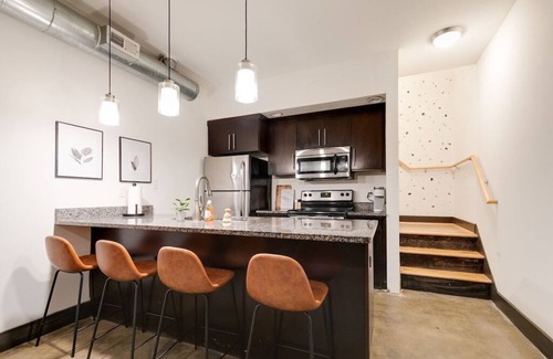 Jackson Ward Apartamento | Lovely 1-Bedroom Loft with Free Parking and Wifi