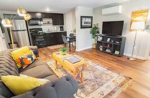 Homewood Condominio | Lovely 1 bedroom! Near Samford, UAB & Downtown!