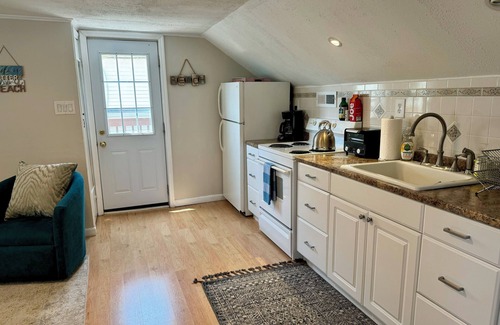 Brigantine Casa | Lovely 1 bedroom + queen sofa in Lvrm 1 1/2 blocks from beach.