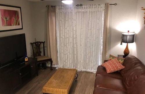 Charlotte Apartamento | Lovely 1-bedroom rental space with free parking
