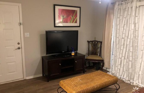 Charlotte Apartamento | Lovely 1-bedroom rental space with free parking