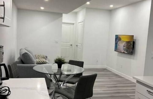 Calgary Casa | Lovely 1 bedroom Suite