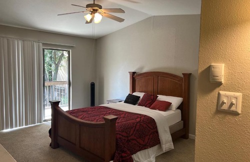George Bush Park/Eldridge Apartamento | Lovely 1-Bedroom Townhome with Nice Amenities
