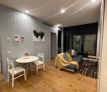Moonee Ponds Apartamento | Lovely 1BD condo with free parking city view
