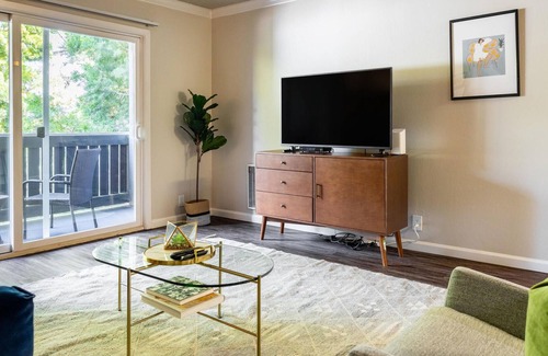 West Alameda Apartamento | Lovely 1BR Apartment in Alameda w/ Pool + Parking