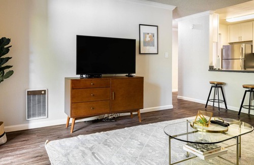 West Alameda Apartamento | Lovely 1BR Apartment in Alameda w/ Pool + Parking