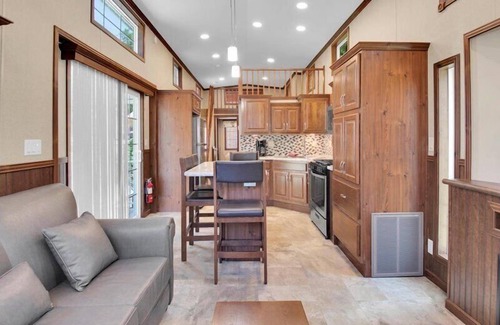 Gatlinburg - Pigeon Forge Cabaña | Lovely 1BR Cottage with Loft