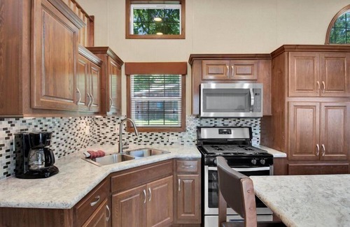 Gatlinburg - Pigeon Forge Cabaña | Lovely 1BR Cottage with Loft