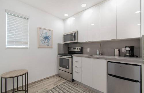 Hollywood Apartamento | Lovely 1BR w Parking Space Walk to the Beach 7