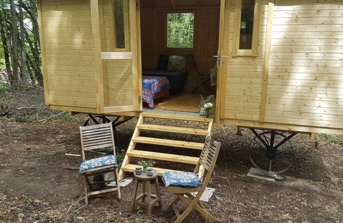 Sougeres-en-Puisaye Cabina | Lovely 2-Bed shepherds hut in a Forest