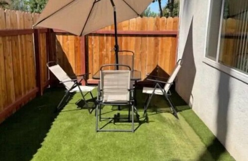 Riverside Apartamento | Lovely 2-bdrm furnished Townhome with parking