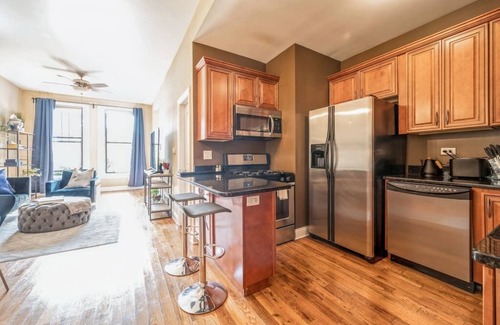 Lower West Side Apartamento | Lovely 2 Bed. 3 Miles from DT w/ Free Parking