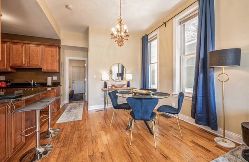 Lower West Side Apartamento | Lovely 2 Bed. 3 Miles from DT w/ Free Parking