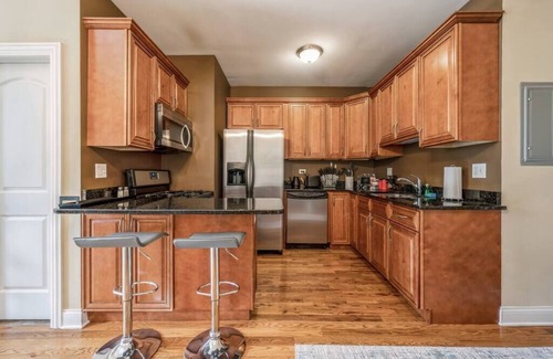 Lower West Side Apartamento | Lovely 2 Bed. 3 Miles from DT w/ Free Parking