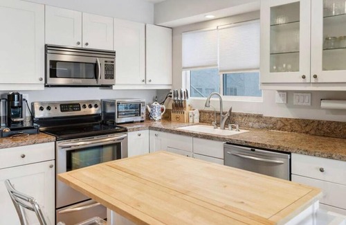 Malibu Apartamento | Lovely 2 Bed Condo in heart of Malibu / Sea Views