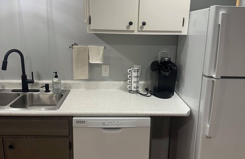 Thief River Falls Apartamento | Lovely 2-bedroom apartment with AC in Thief River Falls overlooking the river.