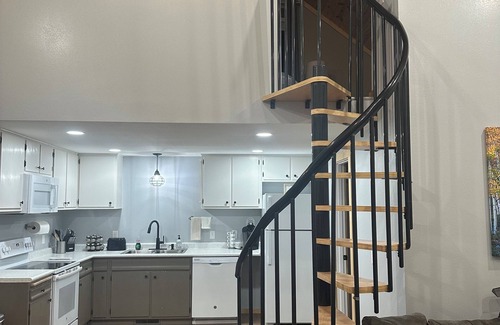 Thief River Falls Apartamento | Lovely 2-bedroom apartment with AC in Thief River Falls overlooking the river.