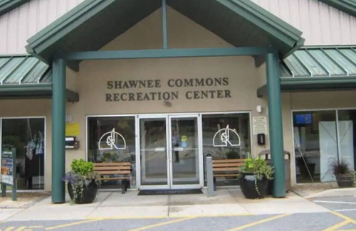 East Stroudsburg Complejo | Lovely 2 Bedroom in Shawnee! Amenities Galore!