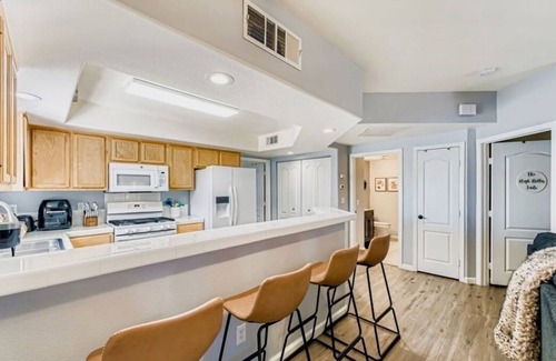Las Vegas Condominio | Lovely 2-bedroom 2 -bath cozy, quiet and secure condo