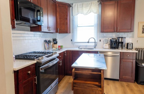 Plainfield Apartamento | Lovely 2-bedroom apartment in Plainfield with WI-FI AC and a fenced in bac yard