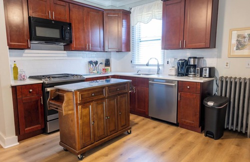 Plainfield Apartamento | Lovely 2-bedroom apartment in Plainfield with WI-FI AC and a fenced in bac yard