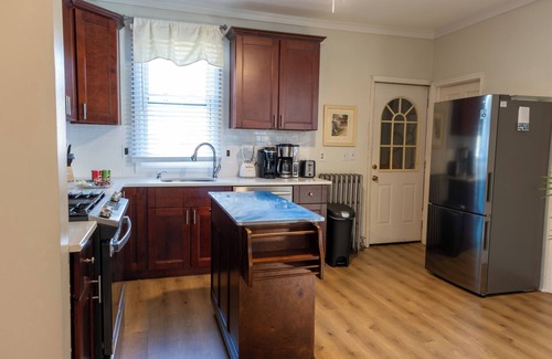 Plainfield Apartamento | Lovely 2-bedroom apartment in Plainfield with WI-FI AC and a fenced in bac yard