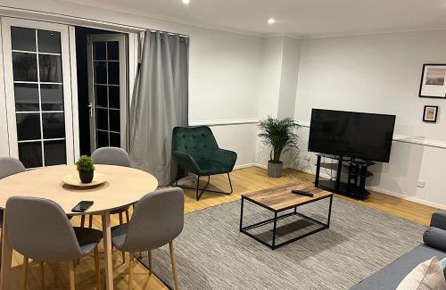 Custom House Apartamento | Lovely 2 bedroom apartment with parking space